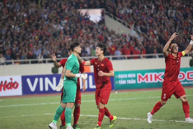 CLIP: Văn Lâm xuất sắc cản phá phạt đền, cứu thua cho đội tuyển Việt Nam