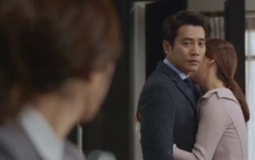 Chấn động khi chồng đưa bồ vào nhà nghỉ gặp ngay vợ và tình nhân