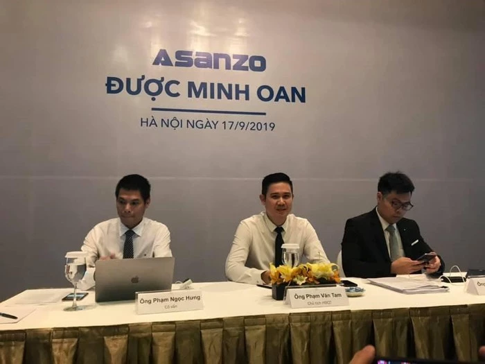 Ông Phạm Văn Tam, Chủ tịch HĐQT Asanzo (giữa) tại cuộc họp báo sáng 17/9/2019.