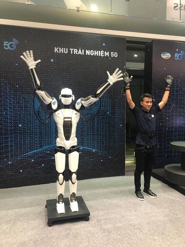 Robot 5G giao lưu cùng khách tham dự lễ công bố phát sóng 5G của Viettel tại TP.HCM vào ngày 21/9/2019.