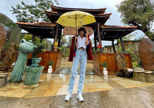 Chân dài dáng chuẩn sẵn nhưng H'Hen Niê vẫn đam mê 'sống ảo' khi kéo chân đến mức quá đà mất cân đối?