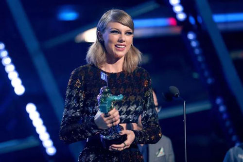 Taylor Swift trở thành nghệ sĩ đầu tiên được Billboard trao giải “Phụ nữ của thập kỷ”