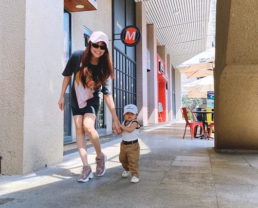 Xuất hiện cặp mẹ con "sành điệu hàng hiệu" mới của Vbiz, đi đến đâu cũng thu hút ánh nhìn