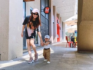 Xuất hiện cặp mẹ con "sành điệu hàng hiệu" mới của Vbiz, đi đến đâu cũng thu hút ánh nhìn