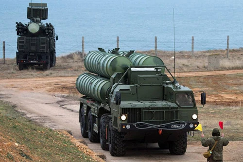 Ấn Độ là quốc gia thứ ba trên thế giới (sau Trung Quốc và Thổ Nhĩ Kỳ) sẽ nhận được các tổ hợp tên lửa phòng không tầm xa tối tân S-400 Triumf do Nga sản xuất.