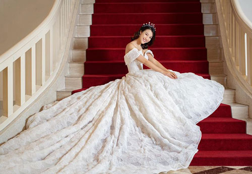 Khoảnh khắc "tình bể bình" của MC Hoàng Oanh và chồng sắp cưới