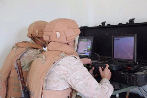 Binh sỹ Nga điều khiển UAV Orlan-10 ở Trung tâm điều khiển đặt tại Bắc Syria. Nguồn: Sohu