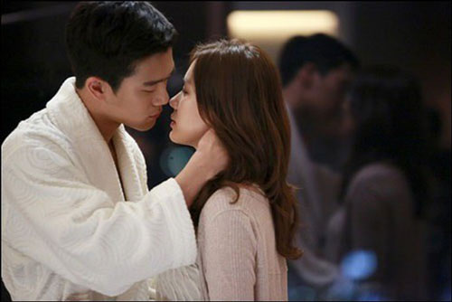 Sa chân vào tình không lối thoát với trai trẻ vì "tư vấn" của bạn thân