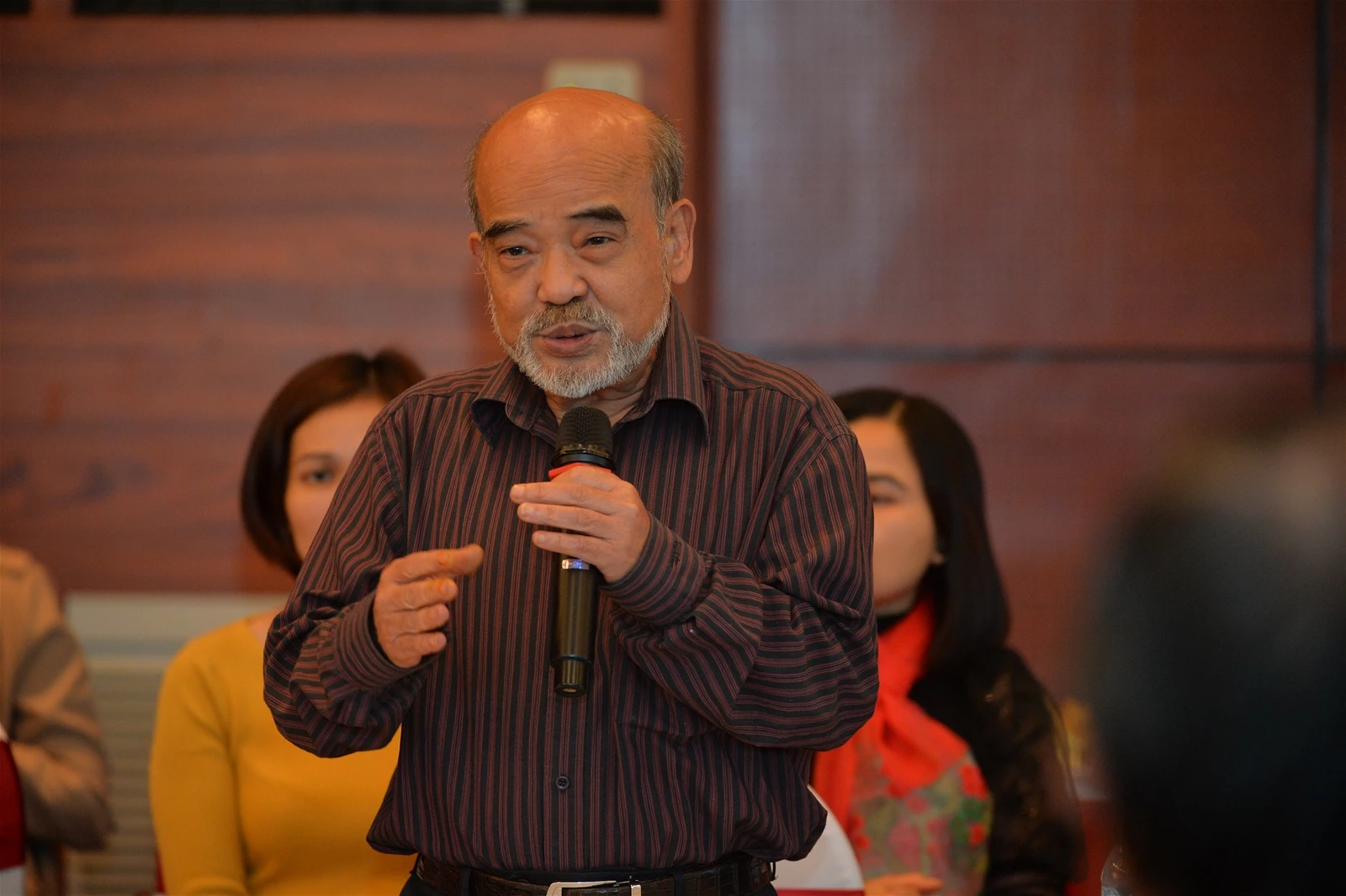 Giáo sư Đặng Hùng Võ phát biểu tại buổi Tọa đàm.