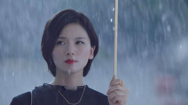 Bước ra khỏi phòng mổ đẻ, tôi thấy chồng cũ đang ngồi thu lu một góc khóc vì hối hận