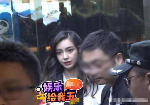 Angelababy hành động bất ngờ khi fan nữ bị bóp cổ giữa sân bay