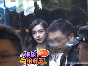 Angelababy hành động bất ngờ khi fan nữ bị bóp cổ giữa sân bay