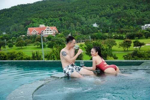 Bạn gái hot girl hủy kết bạn với Anh Vũ 'Về nhà đi con' vì ghen