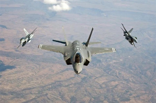 Tiêm kích F-16 Fighting Falcon của Mỹ đã có cuộc tập trận với F-35I Adir của Israel
