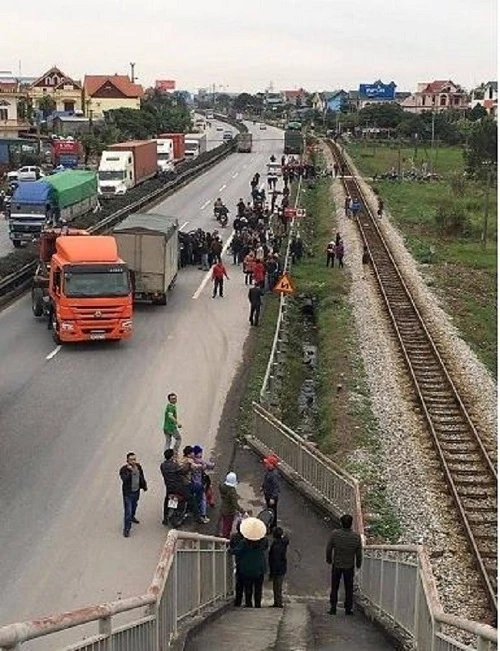 Lối lên, xuống tiếp ngay quốc lộ, người dân đi bộ không còn con đường nào khác phải đi chung với làn xe thô sơ