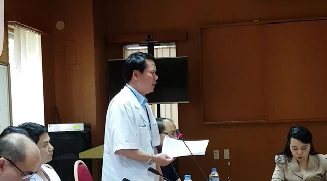 Ông Trương Quý Dương khi còn là giám đốc BV, báo cáo sự cố chạy thận với Bộ trưởng Bộ Y tế. Ảnh Dân Trí