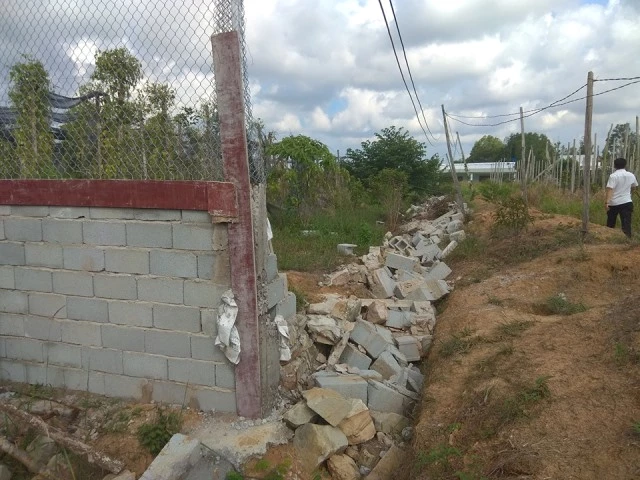 Tường rào vườn nhà ông Năng bị phá ngày 19/4/2019.