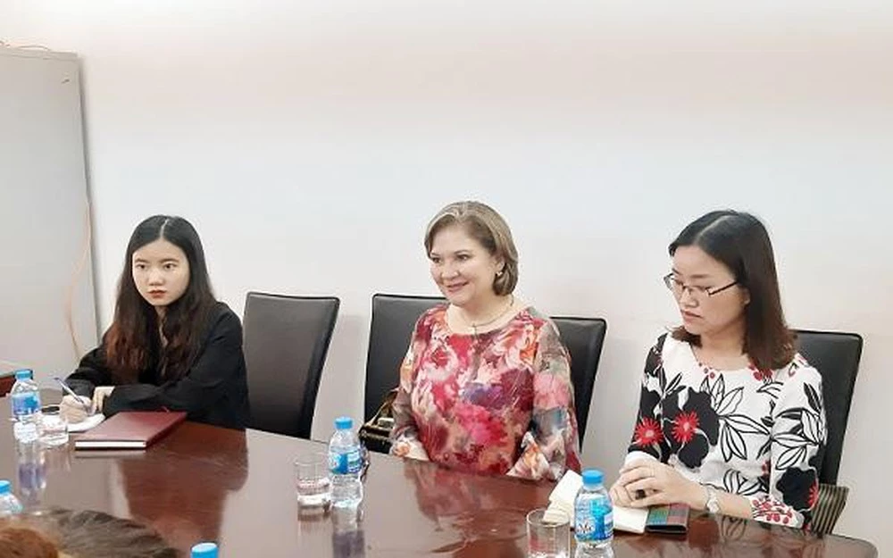 Mrs. Claudi Zambrano (center) - Chairwoman of the Colombian Chamber of Commerce in Vietnam.