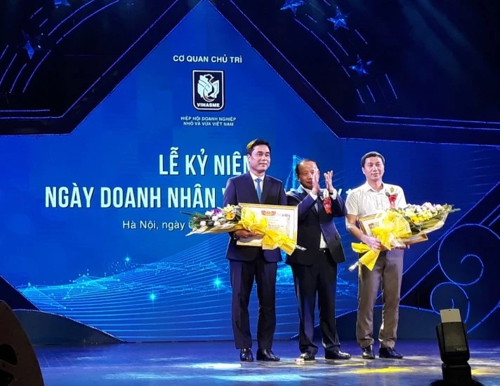 Mr. Nguyen Van Than - Chairman of Vietnam Association of Small and Medium Enterprises gave the Certificate of Merit to Business Association of Hoa Binh province and Ha Giang Province for their outstanding achievements in 2018.