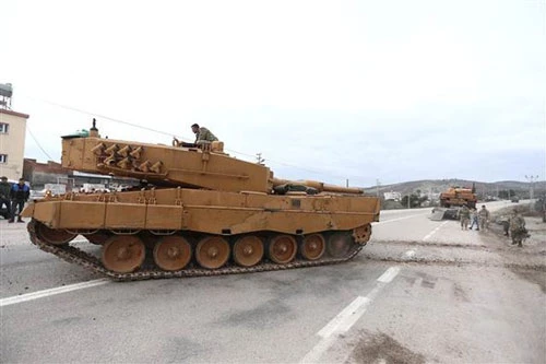Quân đội Thổ Nhĩ Kỳ đang triển khai hàng chục xe tăng Leopard 2A4 cho các chiến dịch quân sự tại Syria. Đây là một trong những dòng xe tăng uy lực tại chiến trường này.