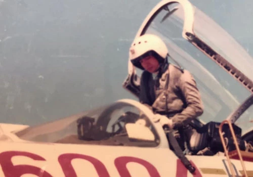 Năm 1990, Không quân Việt Nam đã ký hợp đồng mua 12 tiêm kích Su-27 từ Liên Xô. Các phiên bản được chúng ta lựa chọn là Su-27SK với số lượng 7 chiếc và còn lại là Su-27UB hai chỗ ngồi dành cho huấn luyện chiến đấu. Ảnh: Người phi công trong ảnh là Thượng tướng Võ Văn Tuấn khi ông còn trẻ xuất hiện bên cạnh chiếc Su-27.
