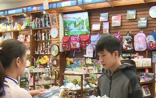 Thị trường quà tặng 20/11 đa dạng và nhộn nhịp