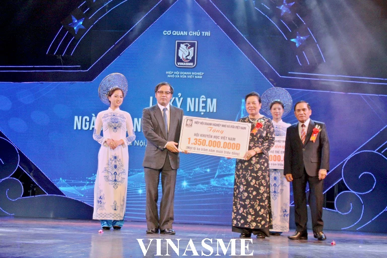 Mr. To Hoai Nam - Standing Vice Chairman and General Secretary of Vietnam Association of Small and Medium Enterprises gave VND 1.35 biliion to the Vietnam Study Encouragement Association Scholarship Fund and VND 500,000,000 for Vietnam Children Support Fund.