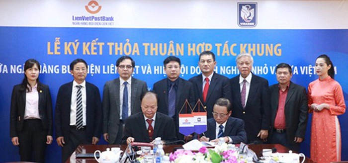 Mr. Nguyen Van Than (right) - Chairman of VINASME and Mr. Nguyen Dinh Thang (left) - Chairman of LienVietPostBank Board signed the framework agreement at the signing ceremony.