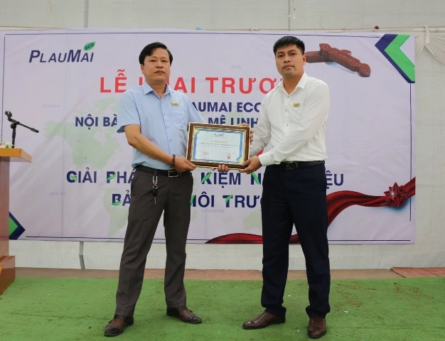 Ông Hà Văn Hùng, giám đốc công ty Cổ phần PlauMai Eco đã trao chứng nhận đại lý chính thức cho ông Vương Quốc Tân, giám đốc Công ty TNHH Phát triển đầu tư thương mại Thành Đạt