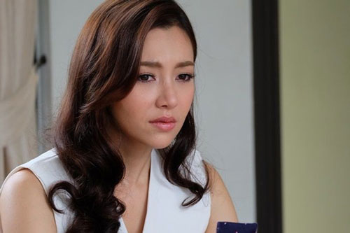 Chồng đi vắng, tôi gọi thợ đến sửa trần nhà thì choáng váng đến ngây người khi thấy toàn nhẫn vàng rơi xuống như mưa