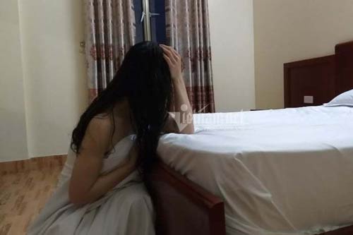 Lén lút làm nghề mát xa cho quý bà, chồng hốt hoảng gặp vợ trong nhà nghỉ