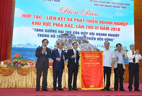 The leader of Quang Ninh business association handed over the circulating flag to Phu Tho business association to host the 12th Forum.