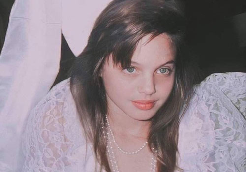 Vẻ đẹp như búp bê của Angelina Jolie năm 11 tuổi