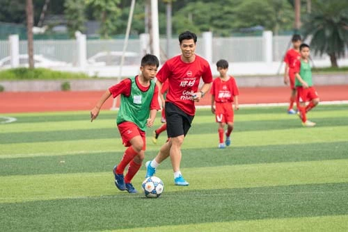 Công Phượng tại buổi huấn luyện 'lan tỏa tinh thần vô địch'