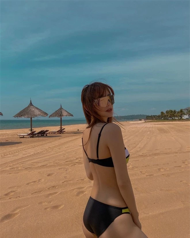 Minh Hằng diện bikini khoe ngực đầy nóng bỏng - ảnh 7