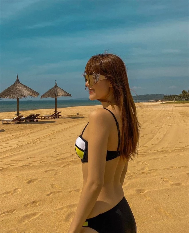 Minh Hằng diện bikini khoe ngực đầy nóng bỏng - ảnh 8