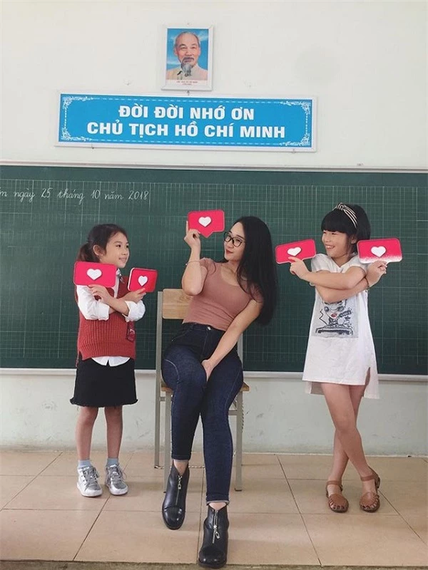 Ngẩn ngơ ngắm nhan sắc 5 cô giáo "xinh nhất Việt Nam" - Ảnh 2
