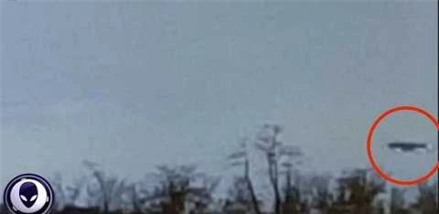 Hai cha con đang đi trên đường cao tốc ở bang Ohio cũng vô cùng hoảng sợ khi bắt gặp vật thể bay UFO. Anhr Mirror