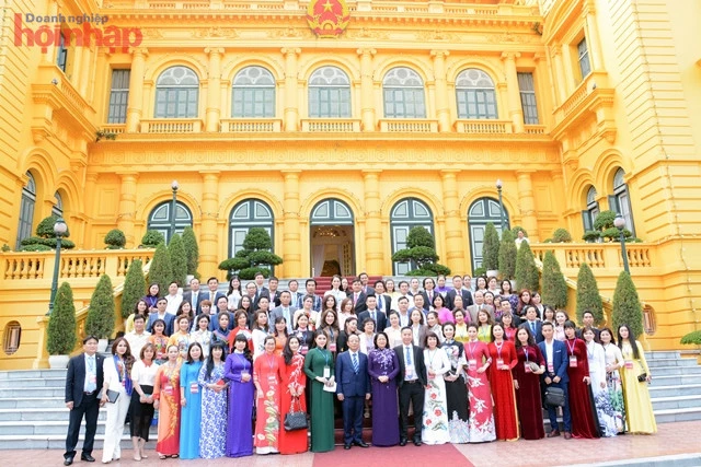 The Acting President Dang Thi Ngoc Thinh and typical small and medium-sized business delegates in 2018. Photo: Nguyen Cuong.
