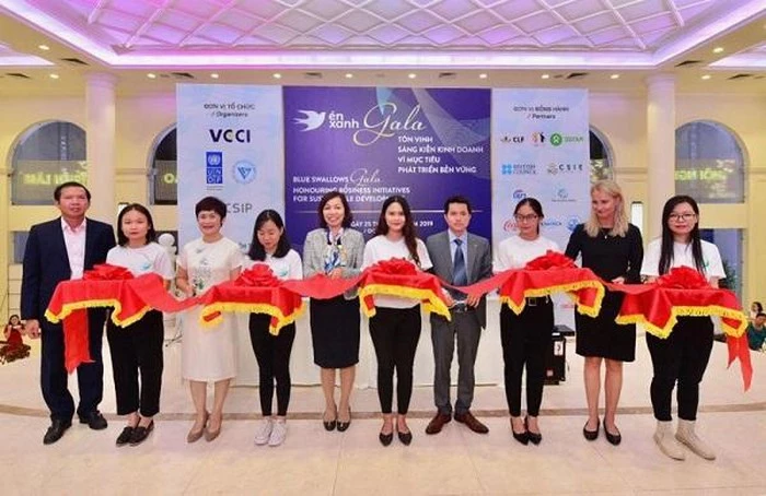 Nghi lễ cắt băng chính thức khai mạc Triển lãm Én Xanh 2019. Nghi lễ cắt băng chính thức khai mạc Triển lãm Én Xanh 2019.