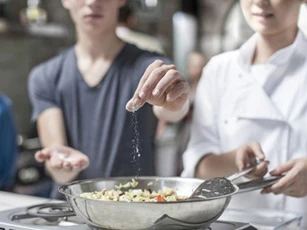 Ăn quá mặn và những tác hại với cơ thể bạn không thể ngờ