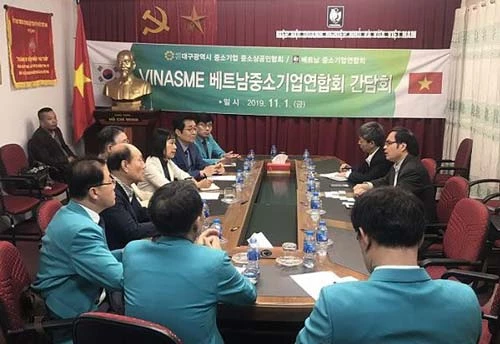 Quang cảnh cuộc trao đổi giữa lãnh đạo VINASME và Hiệp hội Doanh nghiệp công nghiệp nhỏ và vừa Thành phố Daegu, Hàn Quốc.