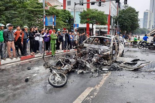 Hà Nội: Tông 2 xe máy và 1 xe đạp điện, xe Mercedes bốc cháy, 1 người tử vong