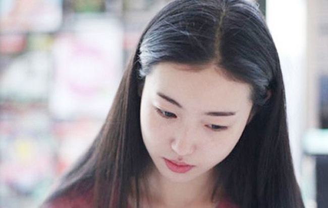 Đang ăn cơm thì chồng hầm hầm đi vào hất tung cả mâm, tôi càng sốc hơn với lý do không thể "hãm" hơn của anh