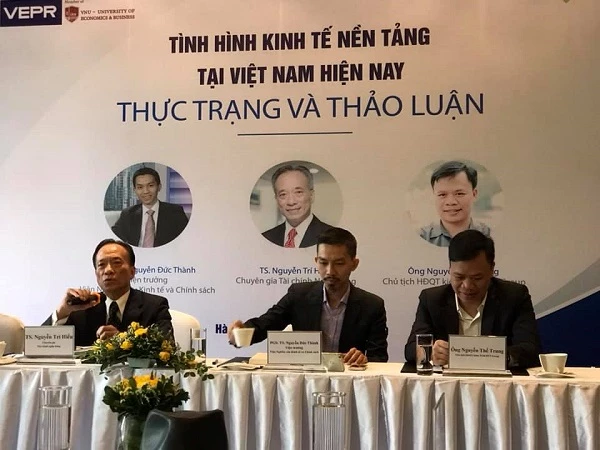 Chuyên gia Nguyễn Trí Hiếu (bên trái) phát biểu tại buổi Tọa đàm về kinh tế nền tảng.