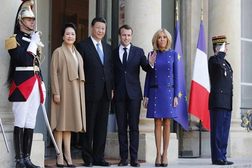 Tổng thống Pháp Emmanuel Macron và phu nhân Brigitte Macron cùng Chủ tịch Trung Quốc Tập Cận Bình và phu nhân Bành Lệ Viện. Hai phu nhân luôn diện những trang phục sang trọng và thanh lịch. Ảnh: AP