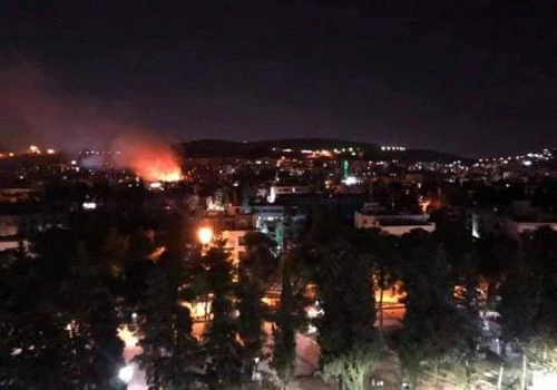Hình ảnh được cho là tên lửa tấn công ngoại ô Damascus.