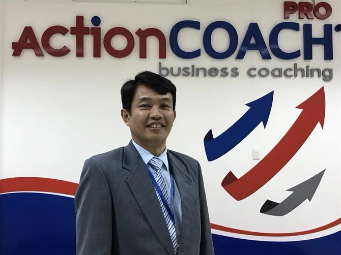 Diễn giả Henry Ngô Quốc Hưng, nhà huấn luyện doanh nghiệp quốc tế đến từ Tổ chức huấn luyện doanh nghiệp toàn cầu ActionCOACH sẽ tham gia đào tạo cho các Hội viên Hiệp hội Doanh nghiệp tỉnh Lâm Đồng (Ảnh: VH)
