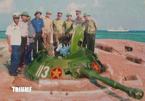Trước đây, việc phòng thủ, bảo vệ biển đảo bằng chiến thuật chôn xe tăng với loại xe tăng được sử dụng là T-34-85. Tuy nhiên những hình ảnh mới đây nhất cho thấy Quân đội Việt Nam còn sử dụng cả xe tăng lội nước PT-76 cho nhiệm vụ này. Nguồn ảnh: TL.