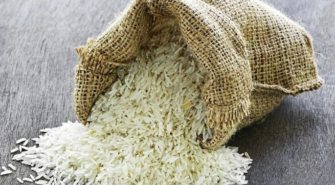 Hạt nhựa bị hô biến thành gạo nhựa